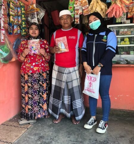 Mahasiswa UIN Walisongo Edukasi Warga Melalui Pembagian Masker