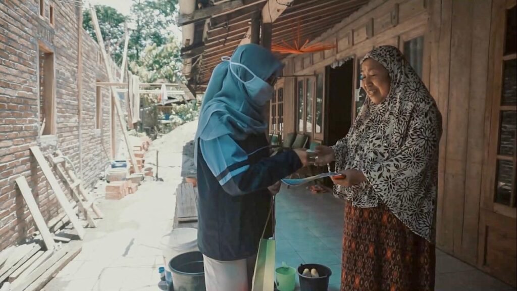 Cegah Covid-19, Mahasiswa KKN Bagikan Handsanitizer dan Pamflet PHBS