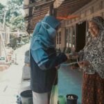 Cegah Covid-19, Mahasiswa KKN Bagikan Handsanitizer dan Pamflet PHBS