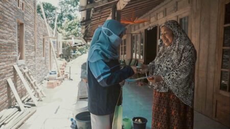 Cegah Covid-19, Mahasiswa KKN Bagikan Handsanitizer dan Pamflet PHBS