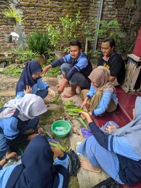 Produksi Sendiri, Mahasiswa KKN Bagikan Handsanitizer Alami