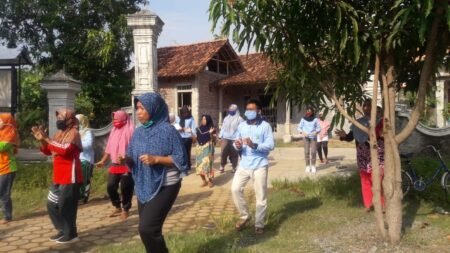Mahasiswa KKN UIN Walisongo Andil dalam Senam Sehat Corona Minggat