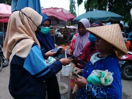Mahasiswa KKN UIN Walisongo Berbagi Masker Gratis