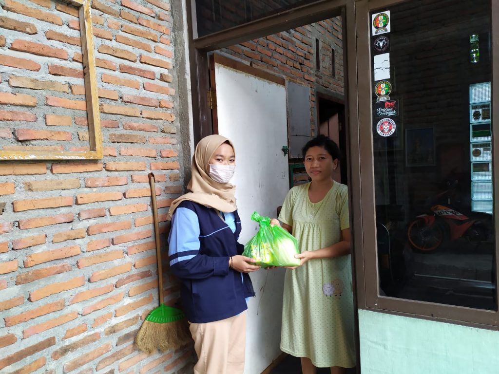 Mahasiswa KKN UIN Walisongo Bagikan Paket Sembako pada Warga