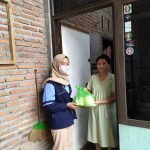 Mahasiswa KKN UIN Walisongo Bagikan Paket Sembako pada Warga