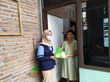 Mahasiswa KKN UIN Walisongo Bagikan Paket Sembako pada Warga