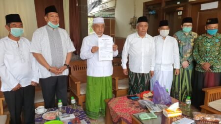 Di Depan Kiai Marzuki Mustamar, Sanusi Tanda Tangani Pakta Setia pada NU