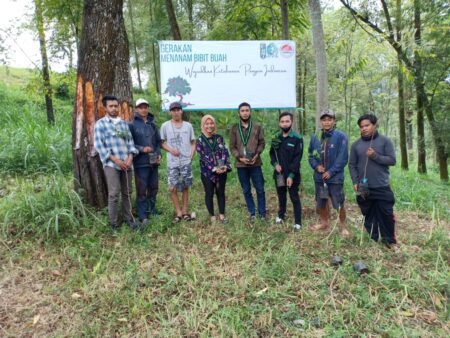Bidang Sosial dan Kesejahteraan HMI Cabang Malang Bagikan Bibit Tanaman Gratis