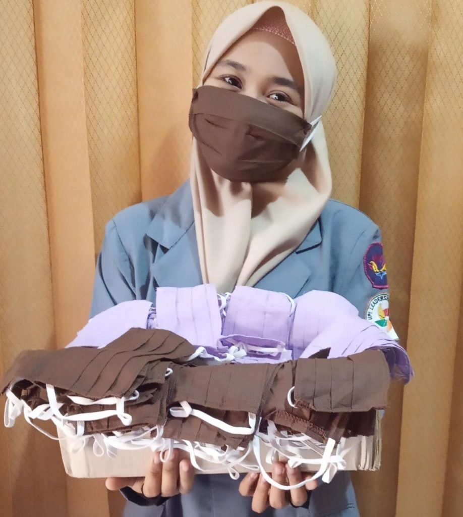 Mahasiswa KKN UPI Purwakarta Bagikan Ratusan Masker Gratis