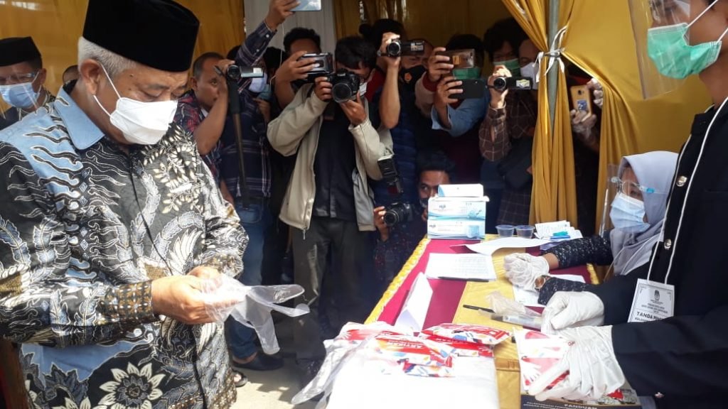 Datangi TPS 12, Bupati Malang HM Sanusi Gunakan Hak Pilihnya