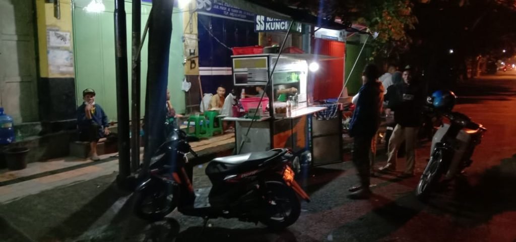 Pedagang Kaki Lima Keluhkan Aturan Jam Malam Kota Malang