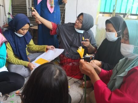 Manfaatkan Limbah Plastik, Mahasiswa Untag Tingkatkan Kreatifitas Ibu PKK