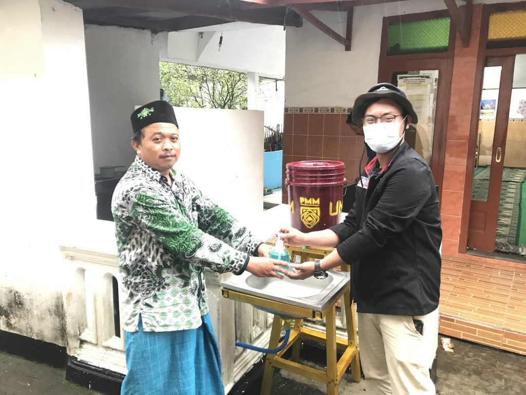 Penutupan PMM, Mahasiswa UMM Bagikan Ember Cuci Tangan