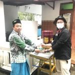 Penutupan PMM, Mahasiswa UMM Bagikan Ember Cuci Tangan