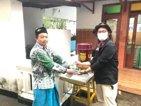 Penutupan PMM, Mahasiswa UMM Bagikan Ember Cuci Tangan