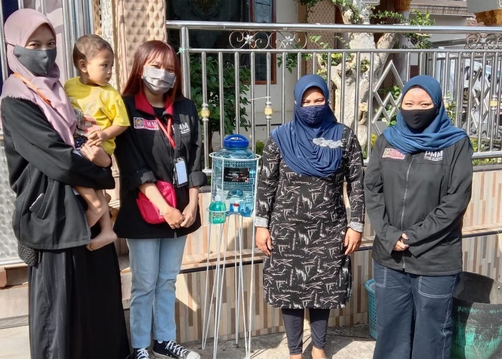 Bagikan Tempat Cuci Tangan, Mahasiswa PMM UMM Ajak Warga Terapkan Protokol Kesehatan