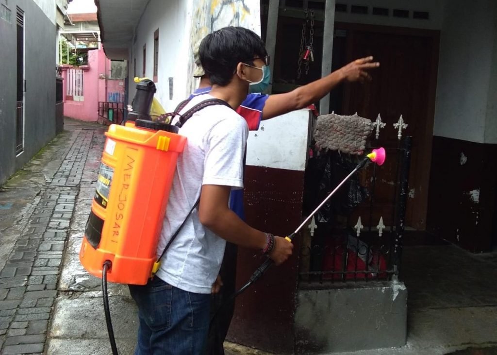 Mahasiswa PMM UMM Lakukan Penyemprotan Disinfektan