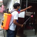 Mahasiswa PMM UMM Lakukan Penyemprotan Disinfektan