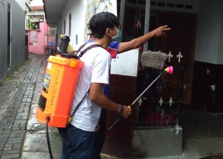 Mahasiswa PMM UMM Lakukan Penyemprotan Disinfektan