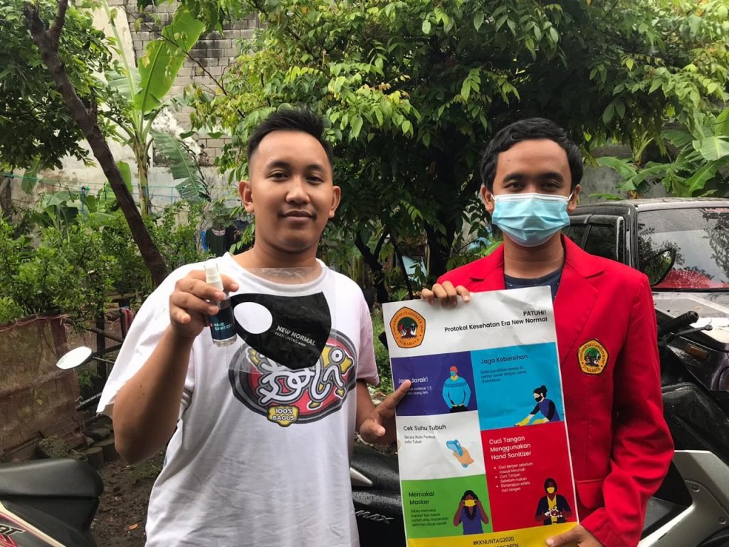 Mahasiswa Untag Surabaya Edukasi Warga Protokol Kesehatan secara Door to Door