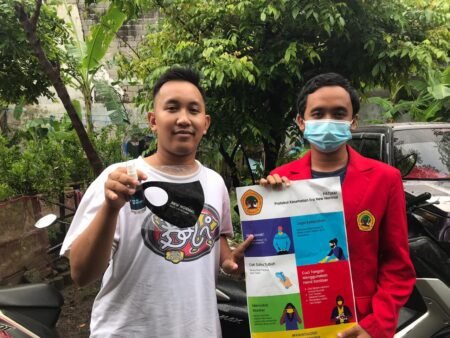 Mahasiswa Untag Surabaya Edukasi Warga Protokol Kesehatan secara Door to Door