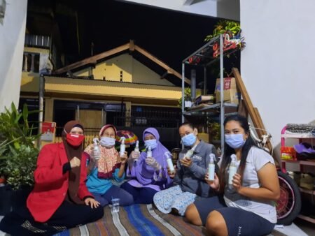 Mahasiswa Untag Lakukan Pelatihan Pembuatan Disinfektan Ramah Lingkungan
