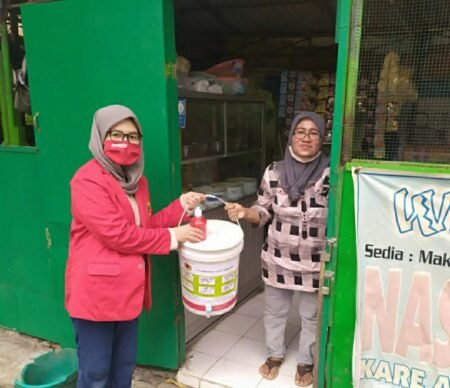 Mahasiswa Untag Sosialisasikan PHBS pada Warga