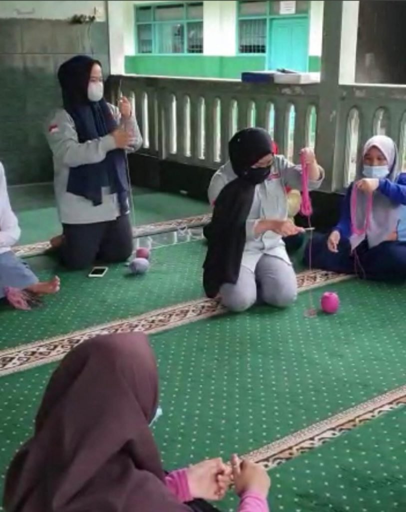 Tingkatkan kreatifitas Anak, Mahasiswa PMM UMM Latih Anak Buat Pompom