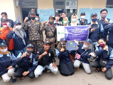 Mahasiswa KKN UIN Walisongo Salurkan Dana Bantuan pada Korban Puting Beliung Bumijawa