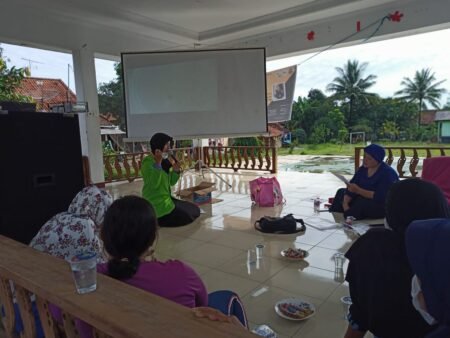 Manfaatkan Minyak Jelantah dan Bonggol Jagung, Mahasiswa UIN Walisongo Edukasi Warga Pembuatan Sabun