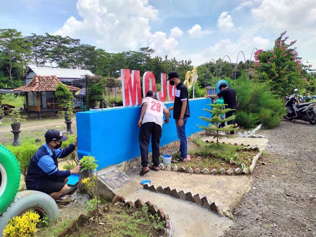 Gandeng Warga, Mahasiswa KKN UIN Walisongo Ubah Lahan Tempat Sampah Menjadi Taman