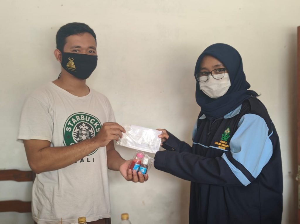 Cegah Covid-19, Mahasiswa KKN UIN Walisongo Bagikan Alat Kesehatan