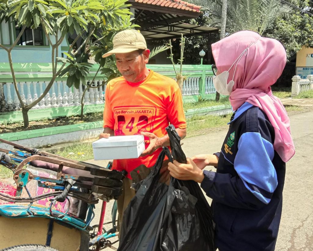 Berbagi Di Tengah Pandemi, Mahasiswa UIN Walisongo Gelar Aksi Sosial