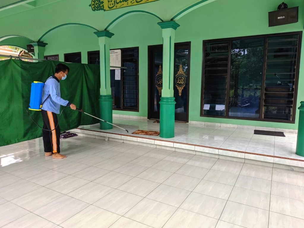 Agar Steril, Mahasiswa KKN UIN Walisongo Melakukan Penyemprotan Disinfektan