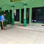 Agar Steril, Mahasiswa KKN UIN Walisongo Melakukan Penyemprotan Disinfektan