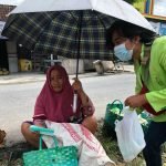 Mahasiswa KKN UIN Walisongo Bagikan Masker dan Handsanitizer
