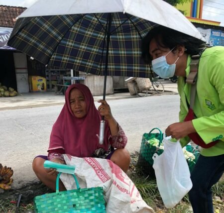 Mahasiswa KKN UIN Walisongo Bagikan Masker dan Handsanitizer