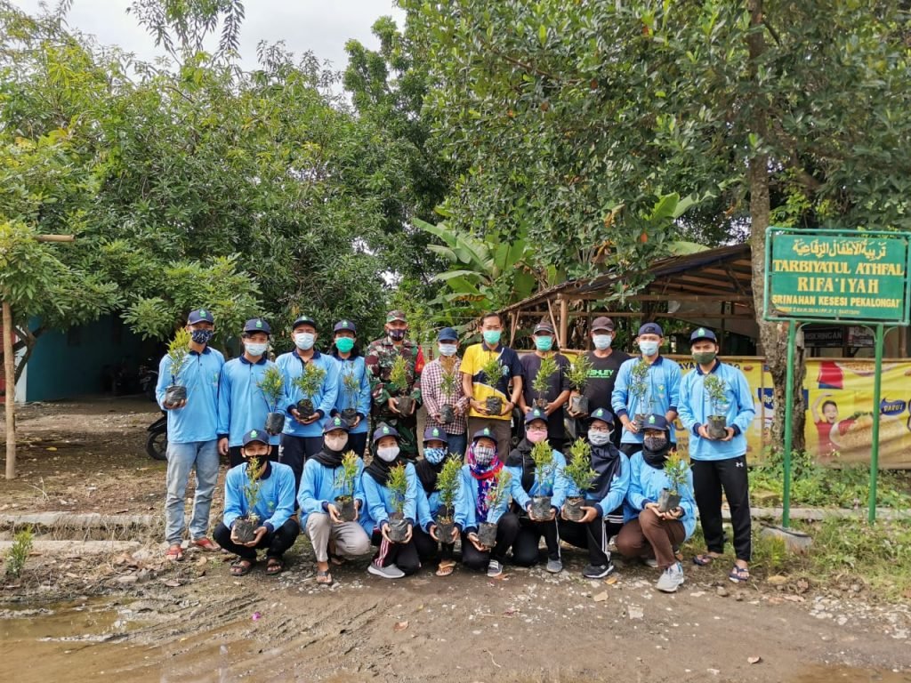 Peduli Lingkungan, Mahasiswa KKN UIN Walisongo Lakukan Aksi Tanam Pohon