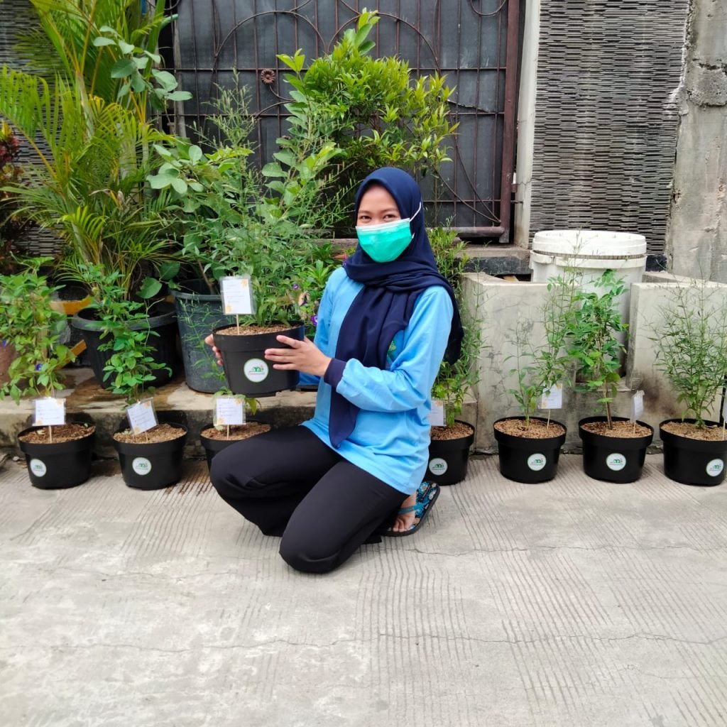 Mengabdi Di Tengah Pandemi, Mahasiswa Ini Ajak Warga Menaman Tanaman Obat