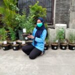 Mengabdi Di Tengah Pandemi, Mahasiswa Ini Ajak Warga Menaman Tanaman Obat