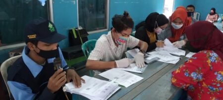 Mahasiswa KKN Bantu Pembagian BST di Kelurahan Cangkiran