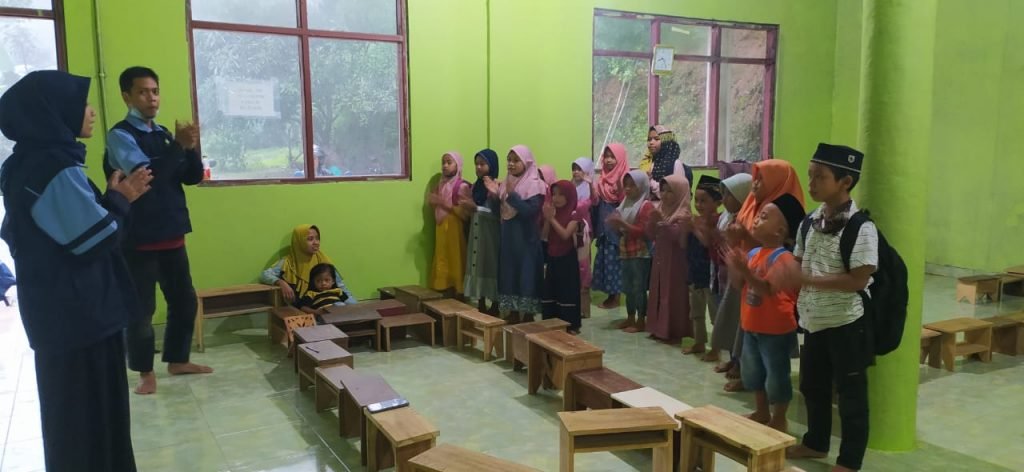 Keseruan Mengajar di TPQ Raudlatus Salam Desa Plajan