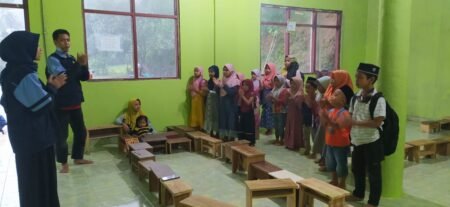 Keseruan Mengajar di TPQ Raudlatus Salam Desa Plajan