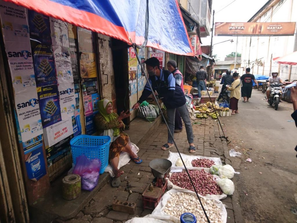 Pasar Tradisional Jadi Sasaran Mahasiswa UIN Walisongo Kampanyekan Prokes