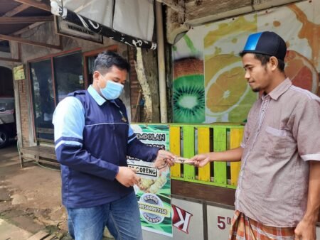 Kesehatanmu Kesehatanku, Mahasiswa KKN UIN Walisongo Membagikan Masker