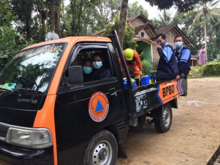 Gandeng BPBD, Mahasiswa KKN UIN Walisongo Melakukan Penyemprotan Disinfektan