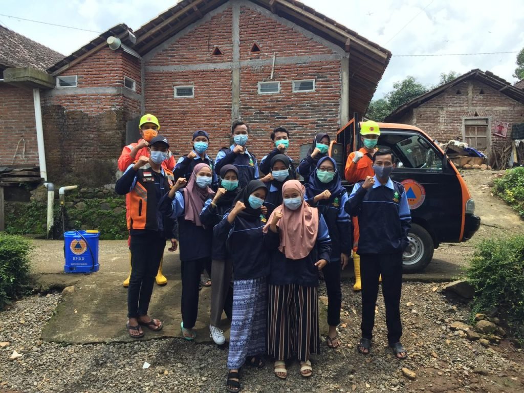 Cegah Covid-19, BPBD dan KKN UIN Walisongo Lakukan Penyemprotan