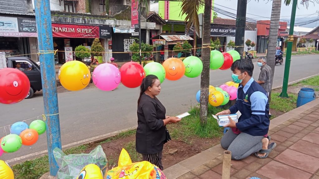 Mahasiswa UIN Walisongo Sosialisasikan Pentingnya Prokes dan Bagikan Masker