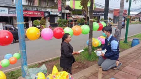 Mahasiswa UIN Walisongo Sosialisasikan Pentingnya Prokes dan Bagikan Masker