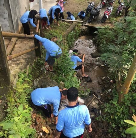 Tanggap Kebersihan, Kelompok KKN 44 Bersihkan Madrasah dan Sungai